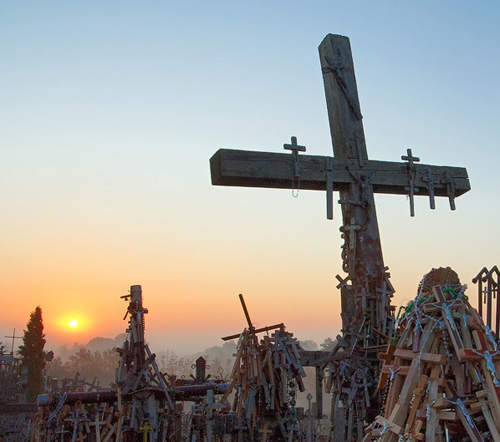 立陶宛十字架山 寒風中佇立的影子有股淡淡的哀傷 立陶宛十字架山 寒風中佇立的影子有股淡淡的哀傷