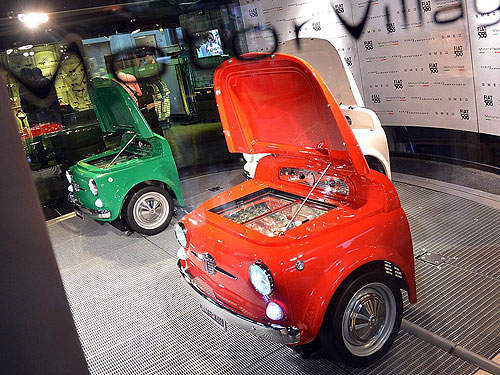 超酷《Fiat 500冰箱》從可愛骨董車引擎室拿飲料喝？
