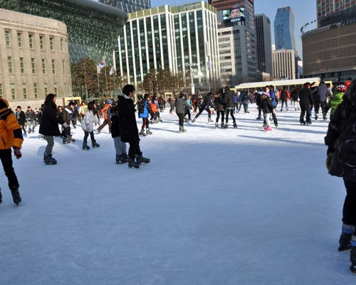 《戶外溜冰場》30元就可以溜一個小時唷～