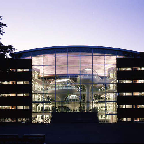 《成蹊大學圖書館》這是未來都市吧... (゚ロ゚屮)屮 《成蹊大學圖書館》這是未來都市吧... (゚ロ゚屮)屮