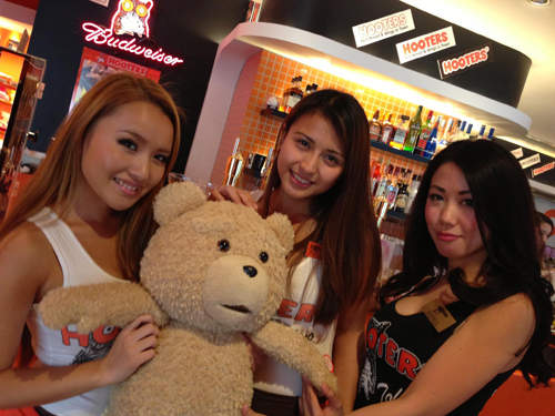 2013日本「MISS HOOTERS」女郎　選拔15強展開