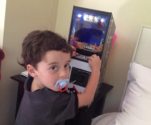 老爸打造的等比例縮小遊戲機台　喜歡嗎？把拔做給你～