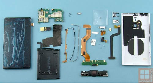 想知道Nokia Lumia 1520裡頭長怎樣嗎 拆給你看