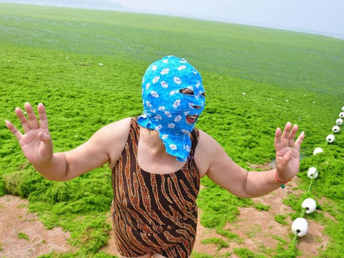 超強悍《青島大嬸》戴頭套在充滿滸苔的海邊玩耍......