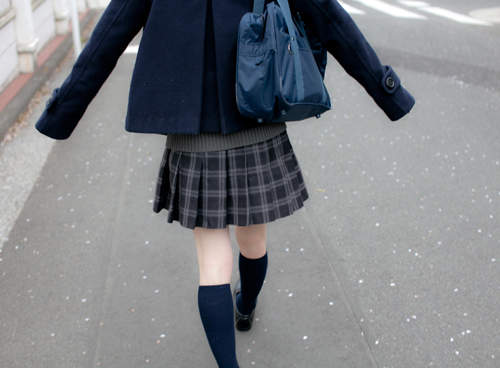 《女高中生陪散步》服務～～你，今天散步了沒？