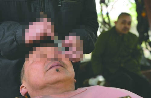 古老技藝《刀鋒洗眼》光看就害怕...... 古老技藝《刀鋒洗眼》光看就害怕......