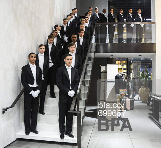Dolce&Gabbana第五大道旗艦店 美男一字排開為您服務 Dolce&Gabbana第五大道旗艦店 美男一字排開為您服務