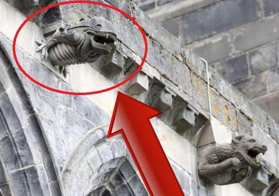 蘇格蘭修道院《滴水嘴獸》有奇怪的東西混進來了......