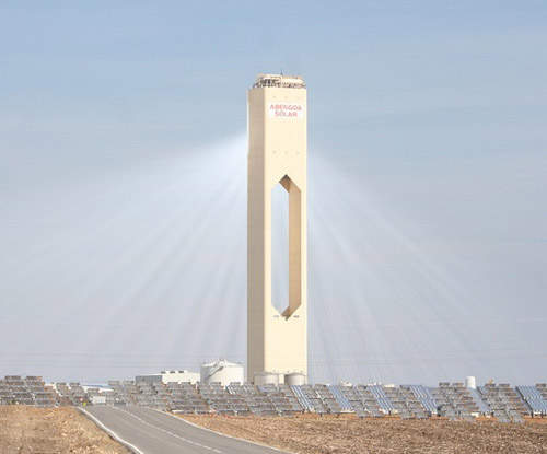 PS10太陽能發電塔 624個大型日光反射器鏡面真是壯觀 PS10太陽能發電塔 624個大型日光反射器鏡面真是壯觀