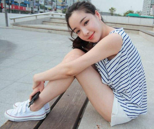 白皙美女《金道希》是男人都想咬她一口