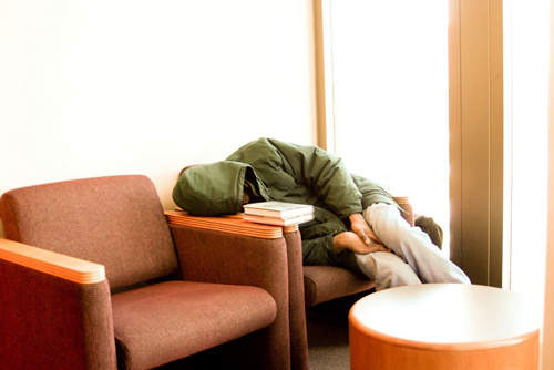 《圖書館裡睡死的人》既然累了就回家睡吧XD 《圖書館裡睡死的人》既然累了就回家睡吧XD