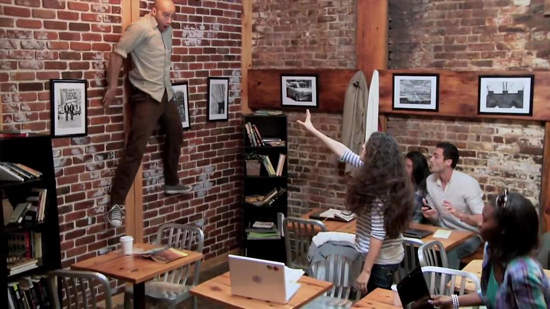 如果在咖啡廳遇到《魔女嘉莉》你的反應是？