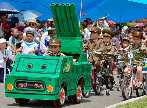 《北韓兒童節》小朋友的趣味遊戲是射......?! 《北韓兒童節》小朋友的趣味遊戲是射......?!