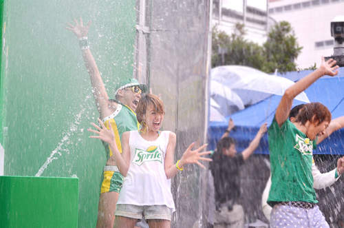 讓南明奈全身溼答答《雪碧自動販賣機》真清涼