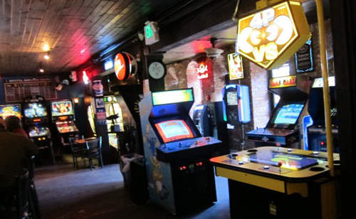 國外超嗨懷舊大型機台酒吧　老闆～我要加台（舉杯）