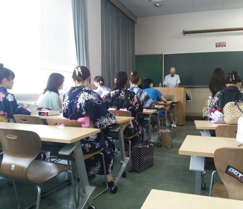 《上智大學浴衣日》滿滿浴衣女孩的教室要怎麼專心上課咧>/////< 《上智大學浴衣日》滿滿浴衣女孩的教室要怎麼專心上課咧>/////<