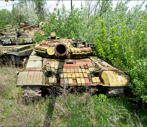 烏克蘭戰車墓場 戰後被遺棄的數百輛坦克們 烏克蘭戰車墓場 戰後被遺棄的數百輛坦克們