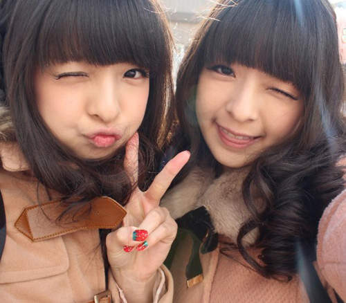 《2*Sweet》萱野可芬、萱野可芳 有雙愛笑眼睛的甜美雙胞胎 《2*Sweet》萱野可芬、萱野可芳 有雙愛笑眼睛的甜美雙胞胎