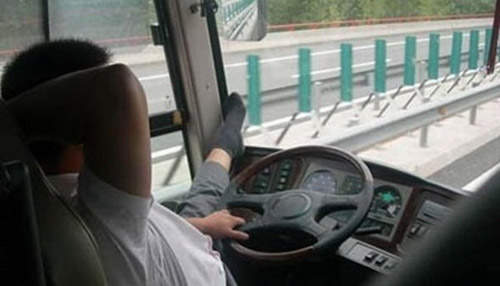 《危險司機》吃飯、看報紙樣樣來...... 《危險司機》吃飯、看報紙樣樣來......