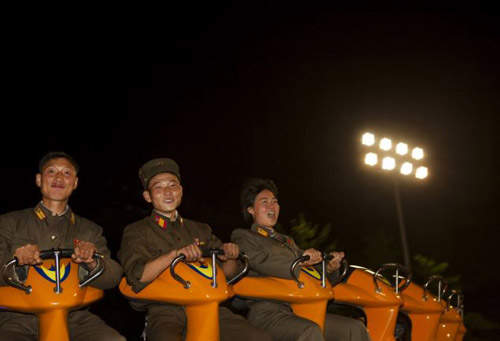 《北韓軍人歡喜照》人家可是很開心的～呵呵呵呵