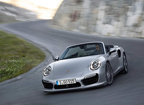 敞篷版《保時捷911 Turbo》上空尤物等不及先脫囉