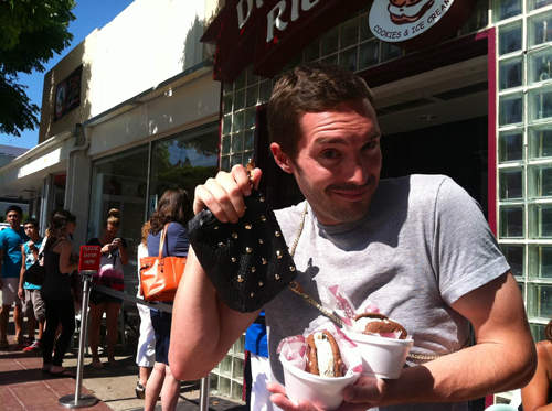 幽默老外「借正妹包包來用」真 的 很 煩 XDDD