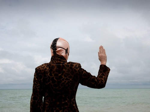 《蒙面背殺》拿下頭套後的樣子是.......？