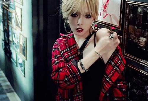 韓國街拍《紅格紋》泫雅在MV裡也愛穿～