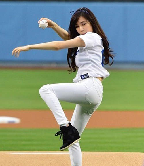 少女時代《Tiffany道奇球場開球》啊妳是要投到哪裡