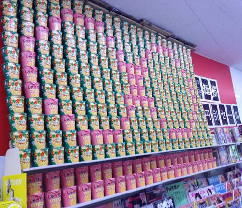 讓歌迷揪甘心的7-11　關鍵就在這巨大＂假嘎哩摳＂牆上(*｀艸´)