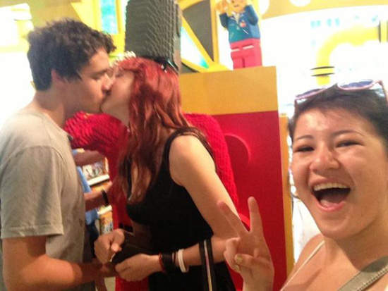 《接吻亂入自拍法》自虐還是報復的拍照？