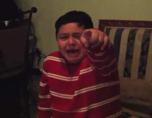 聖誕禮物的遊戲主機盒裡不一定是主機...幹嘛這樣欺負人啦(´;ω;`)