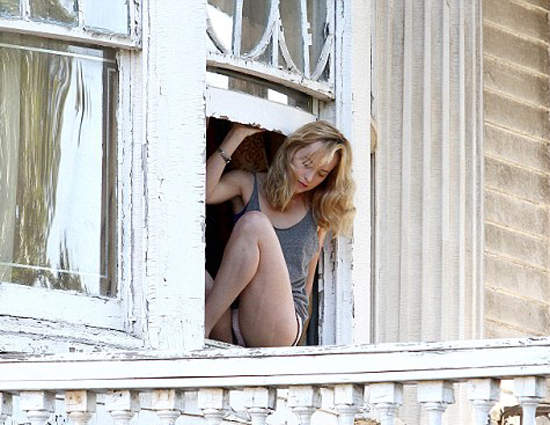 Dakota Johnson新電影《辛白林》只穿小褲褲鑽來鑽去....=///= Dakota Johnson新電影《辛白林》只穿小褲褲鑽來鑽去....=///=