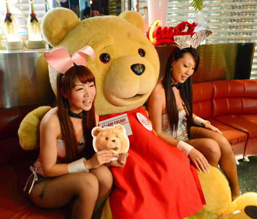 熊麻吉的日本行 好個藉宣傳之名行把妹之實的活動(摟妹) 熊麻吉的日本行 好個藉宣傳之名行把妹之實的活動(摟妹)