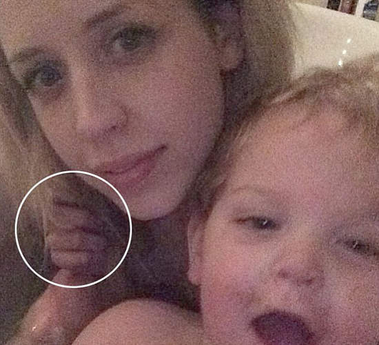 《自拍拍到鬼》肩膀上的手到底是誰的......