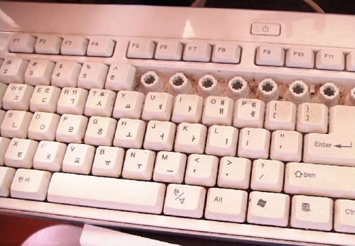 網友分享的《清理鍵盤要領》認真你就輸了XDDD 網友分享的《清理鍵盤要領》認真你就輸了XDDD