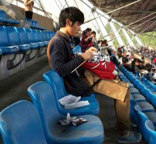 爆紅《織毛衣男》人家在運動會他在織毛衣XD 爆紅《織毛衣男》人家在運動會他在織毛衣XD