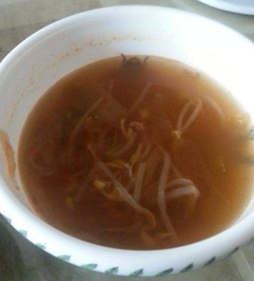 喝湯時附贈的超大蟲蟲 這其中必定有什麼誤會? 喝湯時附贈的超大蟲蟲 這其中必定有什麼誤會?