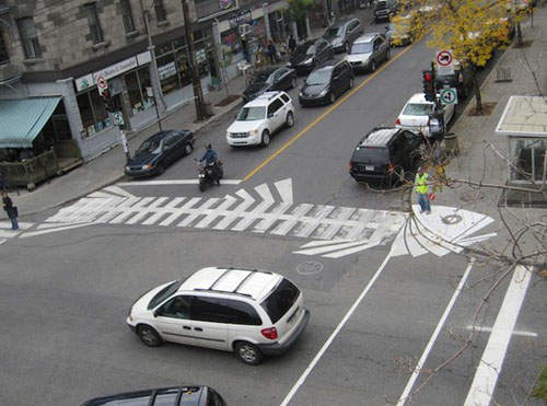 《街頭塗鴉藝術》 原來雙黃線也有插頭？