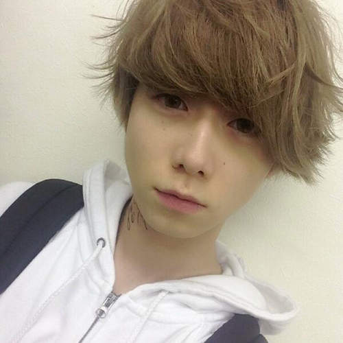 17歲美男店員《塩浦仁人》還是個受受的可愛主唱♥