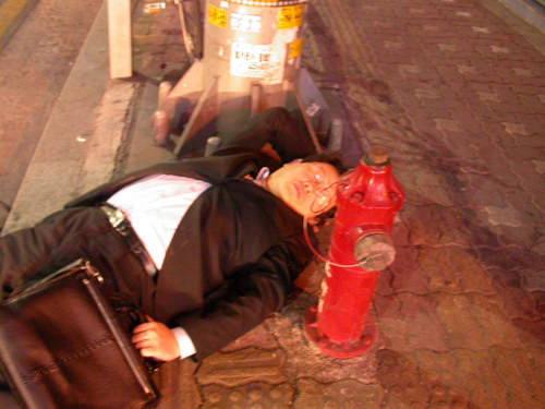 超有才韓國醉漢　滑冰技巧不輸金妍兒？XDDD