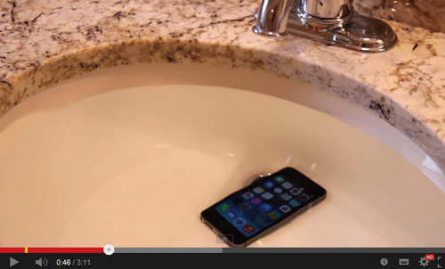 國外網友惡搞《蘋果iOS 7防水廣告》 一堆果粉紛紛中招落水www