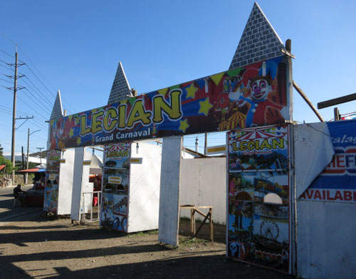 菲律賓荒廢遊樂園 快看!有人在雲霄飛車下午覺好勇敢>< 菲律賓荒廢遊樂園 快看!有人在雲霄飛車下午覺好勇敢><