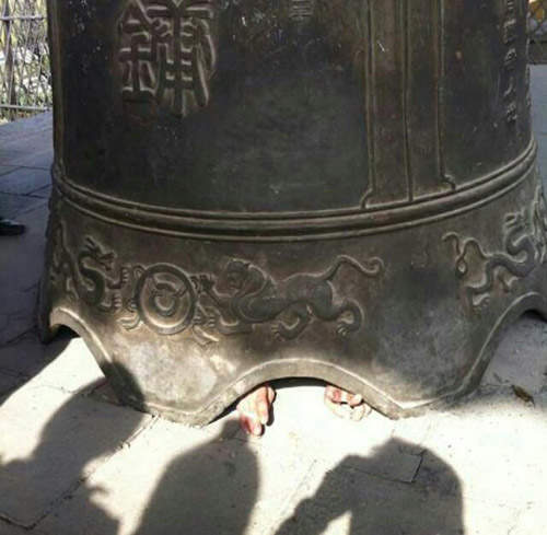 寺院大鐘掉落罩住人?!他應該不是得罪了方丈吧 寺院大鐘掉落罩住人?!他應該不是得罪了方丈吧