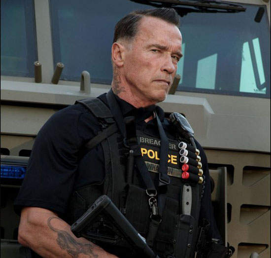 電影《破壞者》魔鬼州長帶領後輩衝鋒陷陣