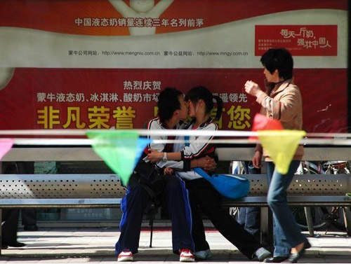 街拍《大膽情侶》拜託以後不要變成高捷龍騎士...... 街拍《大膽情侶》拜託以後不要變成高捷龍騎士......