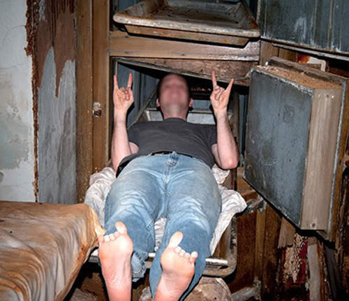 老美逛廢棄療養院　賀爾蒙旺盛什麼鬼影幢幢的不怕啦．．．