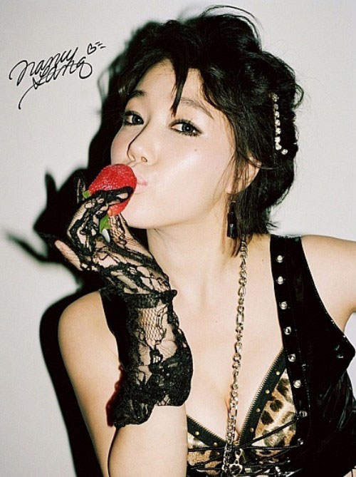 行為藝術女星《Nancy Lang》摔倒不忘救喵喵 行為藝術女星《Nancy Lang》摔倒不忘救喵喵