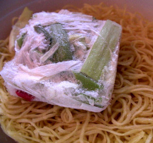 日清杯麵挑菜法　只需一招就可以輕鬆將菜菜分離