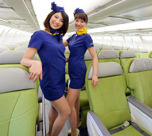 天馬航空的空姐新服務 年輕妹加超短迷你裙制服還有什麼好挑剔 天馬航空的空姐新服務 年輕妹加超短迷你裙制服還有什麼好挑剔